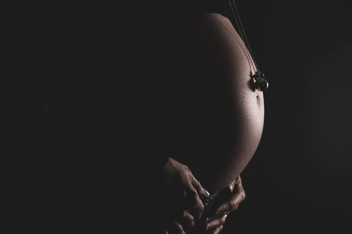Photo de grossesse en clair obscur par zoomcadre
