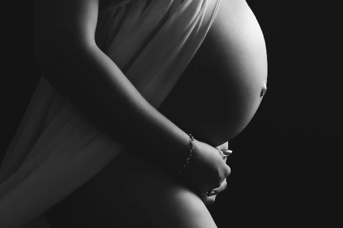 Photo de grossesse en clair obscur par zoomcadre